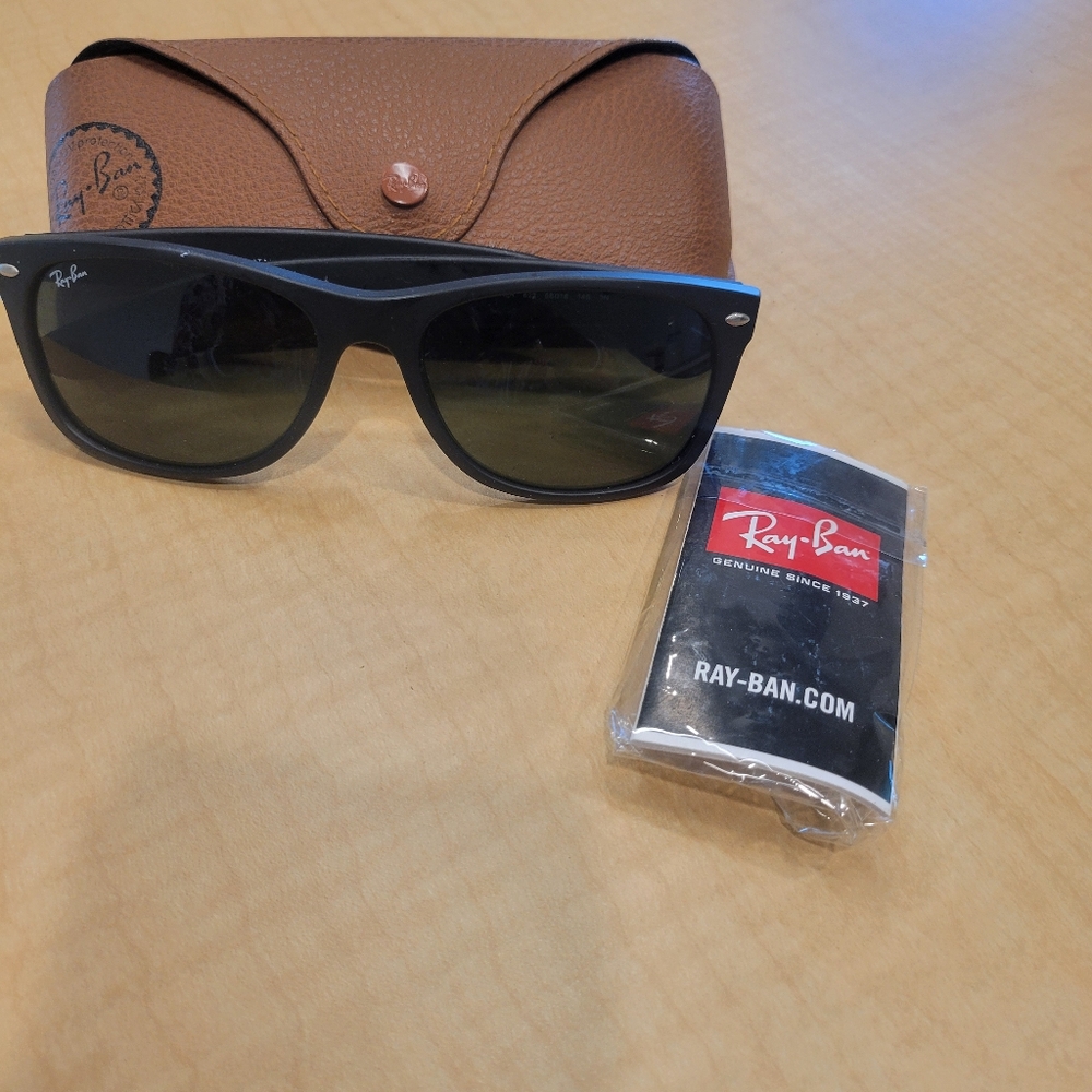 Unisex Ray Bans sunglasses